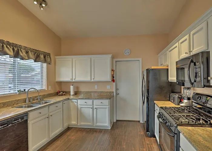 Holiday home Getaway W/ Yard, Pool, Hot Tub + Gas Grill! *