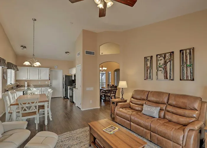 Getaway W/ Yard, Pool, Hot Tub + Gas Grill! Holiday home Tucson
