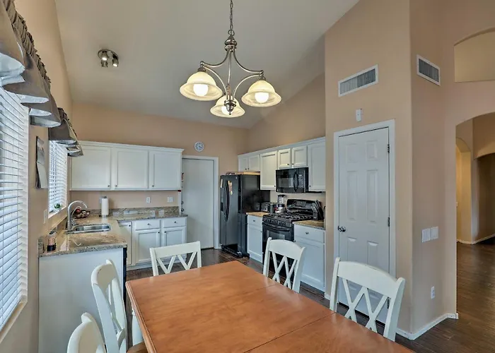 Getaway W/ Yard, Pool, Hot Tub + Gas Grill!