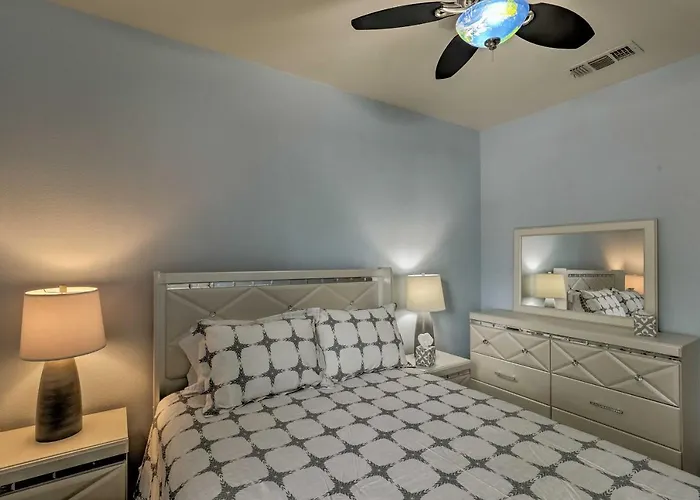 Holiday home Getaway W/ Yard, Pool, Hot Tub + Gas Grill!