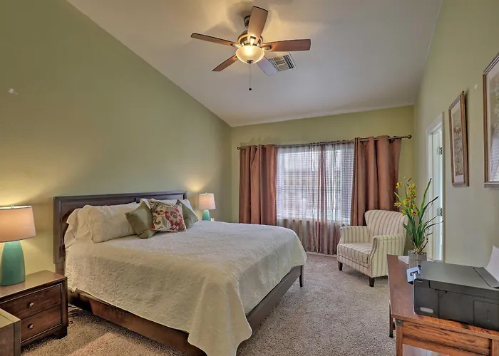 Getaway W/ Yard, Pool, Hot Tub + Gas Grill! Holiday home Tucson