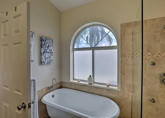 Holiday home Getaway W/ Yard, Pool, Hot Tub + Gas Grill! Tucson