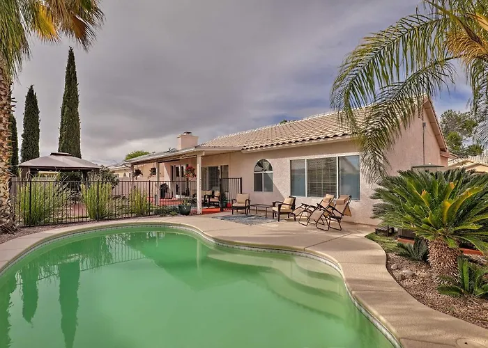 Getaway W/ Yard, Pool, Hot Tub + Gas Grill! Holiday home *