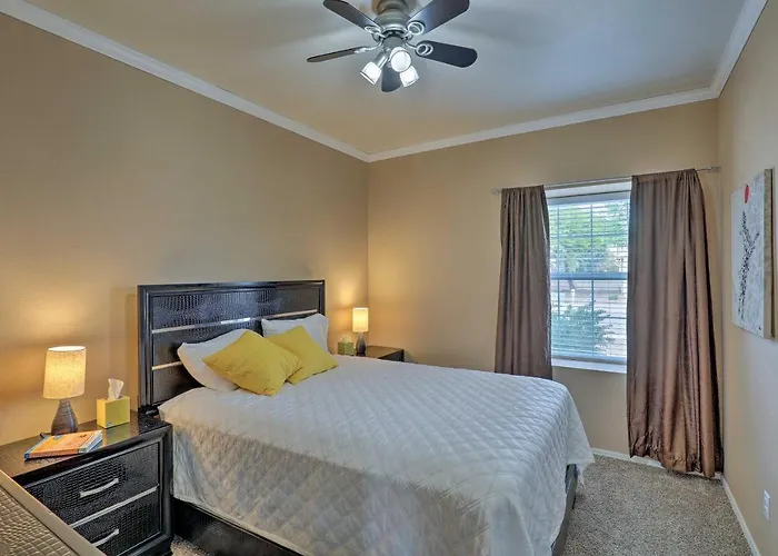 Holiday home Getaway W/ Yard, Pool, Hot Tub + Gas Grill! *