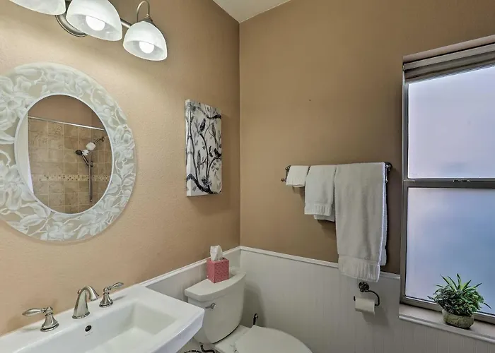 Holiday home Getaway W/ Yard, Pool, Hot Tub + Gas Grill! Tucson