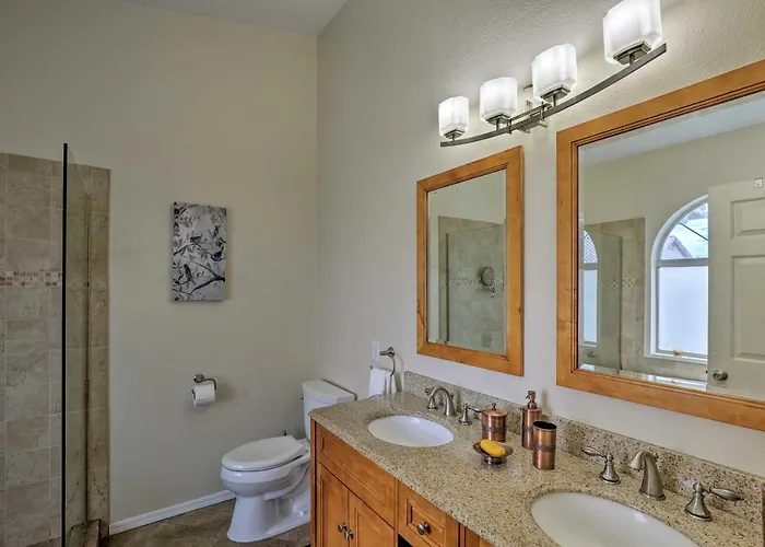 Holiday home Getaway W/ Yard, Pool, Hot Tub + Gas Grill! *